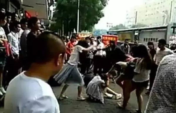 女子当街遭暴打事件背后的力量与成长之路，自信与成就感的启示