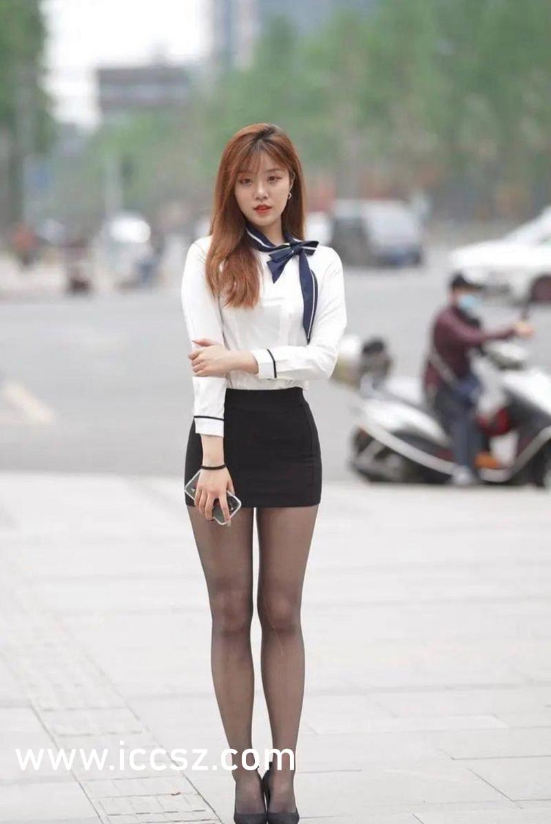 时尚潮流下的制服丝袜多元解读，最新流行趋势解析