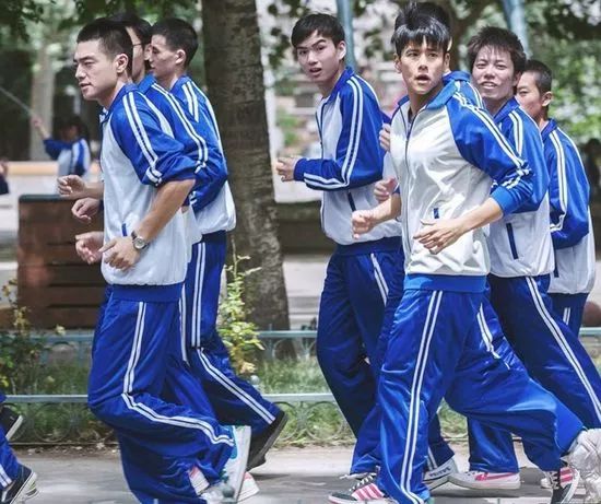 时代变迁下的校园风尚，最新校服流行趋势