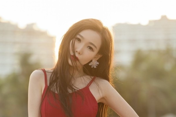 小巷深处的独特邂逅，最新性感美女欣赏