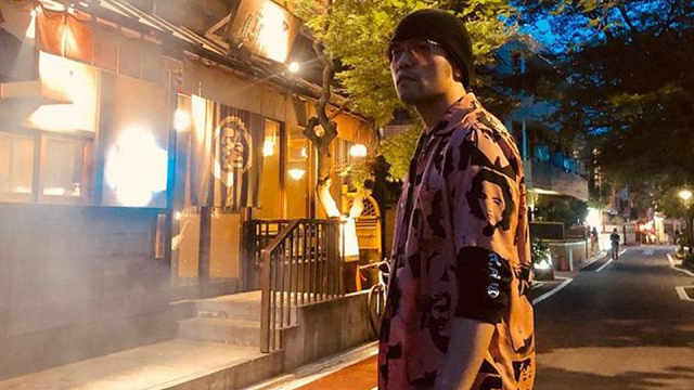 周杰伦最新照片揭秘,音乐巨星与巷弄深处的隐藏小店故事