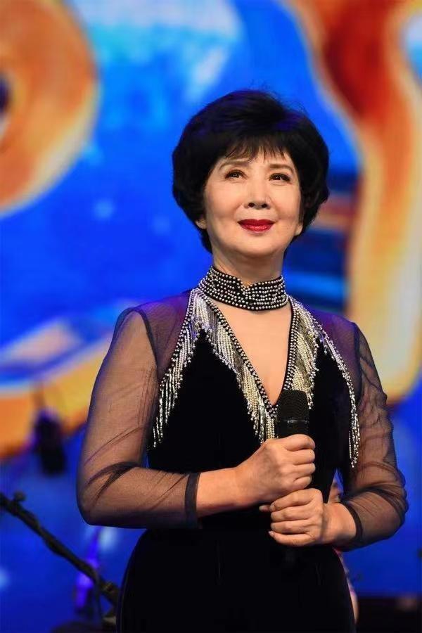 巩俐最新照片,时光雕刻下的美人魅力依旧如昔