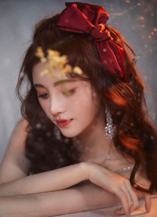 鞠婧祎小巷时尚之旅,最新造型揭秘