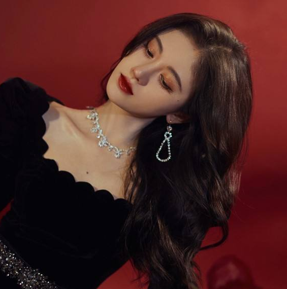 鞠婧祎小巷时尚之旅,最新造型揭秘