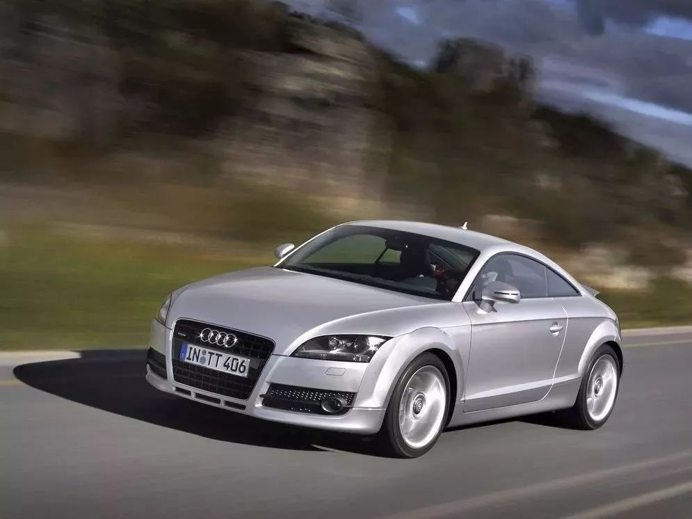 奥迪TT最新款,小巷中的驾驶梦想座驾