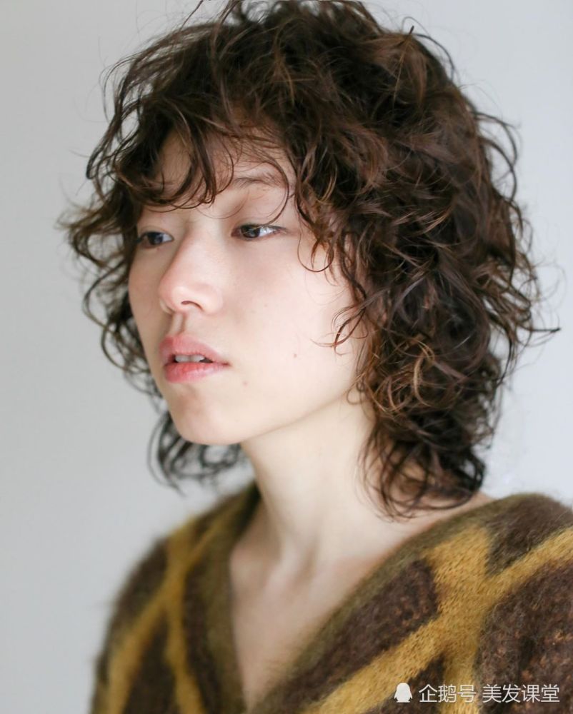 最新流行短发烫发,多元解读时尚潮流,个性表达新风尚