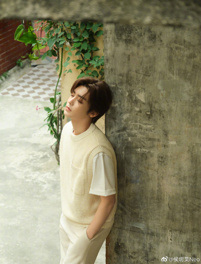 侯明昊最新图片揭秘,小巷深处的独特风情与隐藏的特色小店