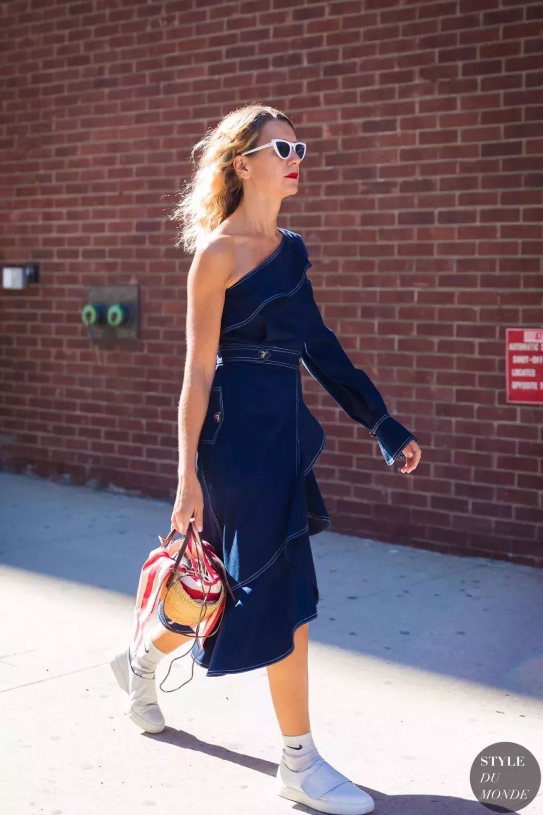 最新露装时尚,拥抱变化,自信闪耀的魅力展现